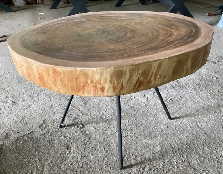 Artikelbild 5 des Artikels “Niedriger Naturholztisch rund aus Suar mit Metallbeinen Spider. 96cm Länge, 94cm Breite, 60cm Höhe. Tischplatte 10cm dick. “